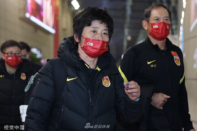 谨以全片的高潮戏份宴会厅终极决战为例，当时片场地面上满是大型水晶吊灯、杯盘碗盏爆裂后的渣片，但所有演员完全沉浸于角色中，毫无杂念地完成跑动、倒地等各种颇为危险的动作戏份，哪怕是可由替身代劳的背景镜头，夏克立依然亲自上阵，全程躺在地面上甘当;人肉道具，而且用玻璃碎片标记出鼻、手等具体位置，始终保持固定姿势避免穿帮